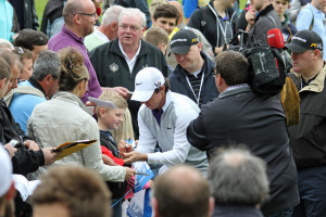 Rory_McIlroy_signs_autograph